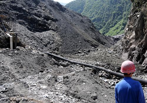 這是7月27日拍攝的四川岷江電解錳廠受損的渣場。新華社記者 陳健 攝