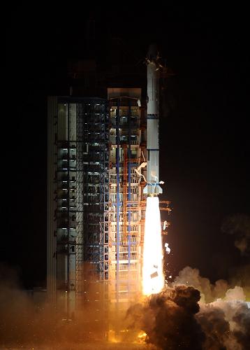 11月30日,載有“遙感衛(wèi)星十三號”的“長征二號丙”運載火箭從太原衛(wèi)星發(fā)射中心點火升空。 當日2時50分,我國在太原衛(wèi)星發(fā)射中心用“長征二號丙”運載火箭,成功將“遙感衛(wèi)星十三號”送入太空。“遙感衛(wèi)星十三號”由中國航天科技集團公司所屬上海航天技術研究院負責研制生產(chǎn),主要用于科學試驗、國土資源普查、農(nóng)作物估產(chǎn)及防災減災等領域,將對我國國民經(jīng)濟發(fā)展發(fā)揮積極作用。“長征二號丙”運載火箭由中國航天科技集團公司所屬中國運載火箭技術研究院研制。這是長征系列運載火箭的第152次飛行。新華社記者 燕雁 攝