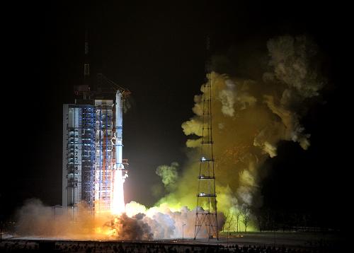 11月30日,載有“遙感衛(wèi)星十三號”的“長征二號丙”運載火箭從太原衛(wèi)星發(fā)射中心點火升空。新華社記者 燕雁 攝