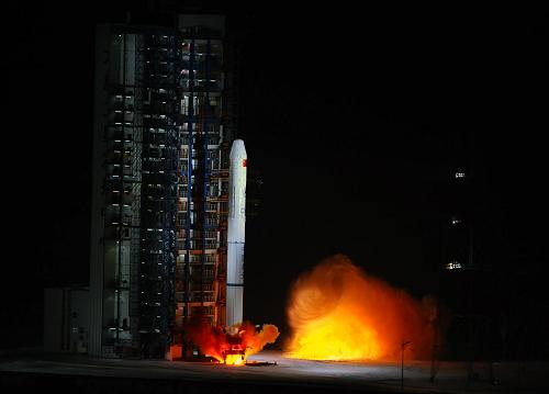 11月30日,載有“遙感衛(wèi)星十三號”的“長征二號丙”運載火箭從太原衛(wèi)星發(fā)射中心點火升空。 新華社記者 燕雁 攝