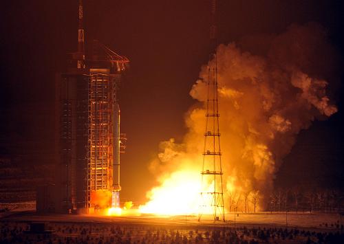 11月30日,載有“遙感衛(wèi)星十三號”的“長征二號丙”運載火箭從太原衛(wèi)星發(fā)射中心點火升空。新華社記者 燕雁 攝