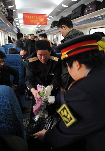 北京鐵路局張家口車務(wù)段乘務(wù)員在L1955次列車上清除垃圾(2012年1月14日攝)。新華社發(fā)(朱河 攝)