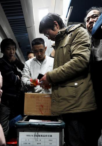 北京鐵路局張家口車務(wù)段餐車服務(wù)人員在L1955次列車上售貨(2012年1月14日攝)。新華社發(fā)(朱河 攝)