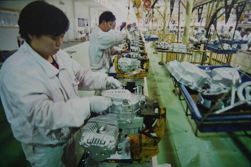 這是兵器裝備集團(tuán)嘉陵員工在裝配摩托車發(fā)動(dòng)機(jī)(資料照片)。新華社發(fā)