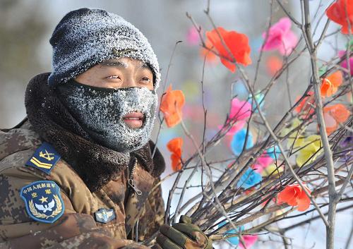 駐守在我國最北端——黑龍江省大興安嶺漠河縣的空軍某部雷達站戰(zhàn)士許永剛用樹枝和彩紙制作“干枝梅”裝扮軍營(1月21日攝)。新華社發(fā)(余紅春 攝)
