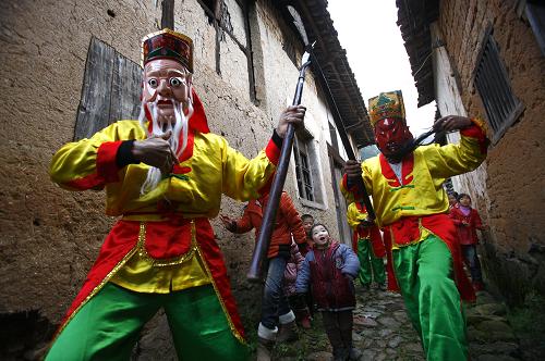 儺師在“儺舞之鄉(xiāng)”江西省南豐縣市山鎮(zhèn)竹源村表演儺舞(1月30日攝)。新華社發(fā)(萬象 攝)