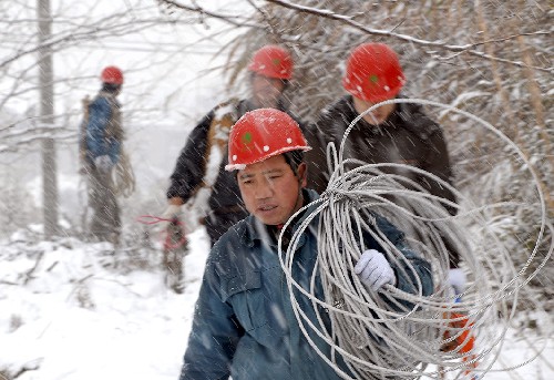 1月28日,宣城供電公司水東供電所員工冒著大雪搶修線路。 連日來,安徽省宣城市遭遇50年不遇的暴雪侵襲,電網(wǎng)運(yùn)行面臨嚴(yán)峻考驗(yàn)。為確保城鄉(xiāng)居民、重要場(chǎng)所的電力供應(yīng),宣城供電系統(tǒng)2000余名干部員工全力以赴投入抗風(fēng)雪保供電工作。截至1月28日,宣城電網(wǎng)未發(fā)生大面積停電事故和拉閘限電。 新華社發(fā)(李曉紅攝)