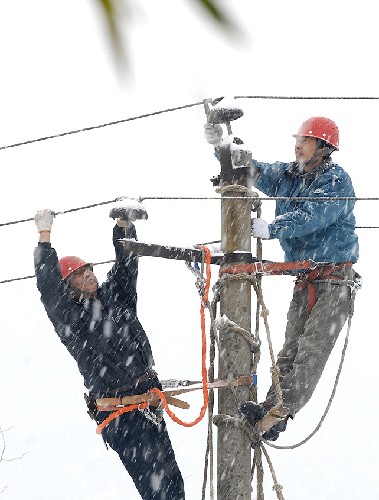 1月28日,宣城供電公司水東供電所員工冒著大雪搶修線路。 新華社發(fā)(李曉紅攝)