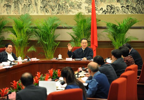 (1)溫家寶主持召開座談會(huì) 征求對(duì)政府工作報(bào)告的意見 1月21日至25日,國務(wù)院總理溫家寶在中南海主持召開五次座談會(huì),征求對(duì)即將提請(qǐng)十一屆全國人大一次會(huì)議審議的《政府工作報(bào)告》(征求意見稿)的意見。各民主黨派中央、全國工商聯(lián)負(fù)責(zé)人和無黨派人士,經(jīng)濟(jì)、社會(huì)和自然科學(xué)領(lǐng)域的專家學(xué)者,科技、教育、衛(wèi)生、文化、體育界代表,企業(yè)界代表和工人、農(nóng)民等基層群眾代表,分別出席了座談會(huì)。 這是1月21日,溫家寶在中南海主持召開座談會(huì),征求經(jīng)濟(jì)、社會(huì)和自然科學(xué)領(lǐng)域人士對(duì)《政府工作報(bào)告》(征求意見稿)的意見。 新華社記者饒愛民攝