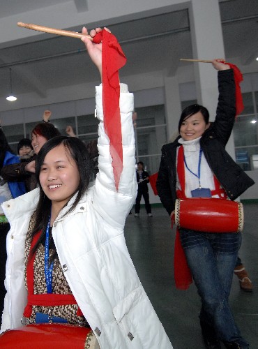 1月29日,在寧波市鎮(zhèn)海區(qū)一民營企業(yè)里,一些女青年在利用業(yè)余時間排演歌舞,以便在春節(jié)期間表演,豐富留守人員的節(jié)日生活。新華社記者 黃深鋼攝