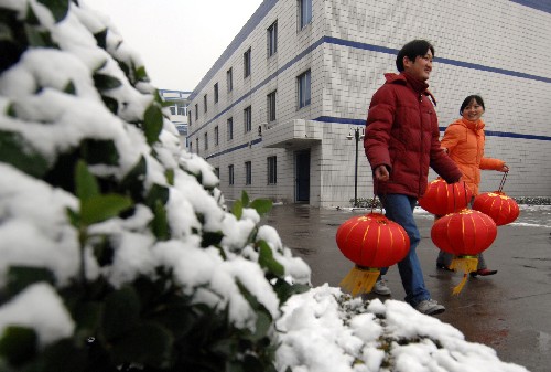 1月29日,在寧波市鎮(zhèn)海區(qū)一民營企業(yè),兩位外來務(wù)工人員將企業(yè)分發(fā)的紅燈籠拿回宿舍,準(zhǔn)備用來營造節(jié)日氣氛。 新華社記者 黃深鋼攝