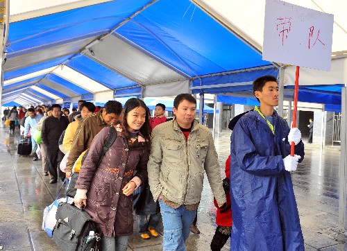 1月29日,旅客有秩序地進(jìn)入車站內(nèi)乘車。 廣州地區(qū)春運(yùn)應(yīng)急預(yù)案在1月26日12點(diǎn)啟動后,廣州火車站采取緊急措施,確保滯留旅客不被雨淋,不受凍,不挨餓,并做好安全保衛(wèi)、衛(wèi)生防疫等工作。目前,火車站的旅客情緒穩(wěn)定,整體情況良好。 新華社記者陳學(xué)思攝