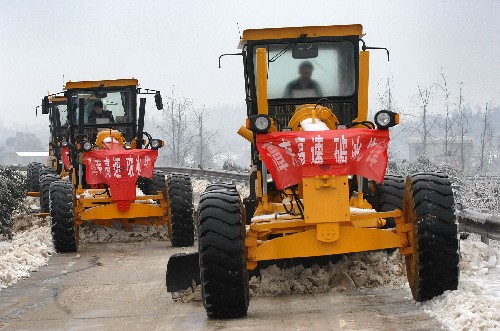 1月30日,工程車輛在京珠高速公路湖南段破冰掃雪。當日,湖南省有關部門調集各方力量全力展開對京珠高速公路湖南段的破冰掃雪工作,以盡快恢復交通暢通。據(jù)介紹,截至29日12時,京珠高速湖南段滯留車輛已減至約6400臺,滯留人員減至約2萬人。據(jù)最新氣象資料分析,本周湖南將繼續(xù)維持雨雪、冰凍、嚴寒天氣,局部地區(qū)有大到暴雪,抗災形勢依然十分嚴峻。新華社記者 龍弘濤 攝