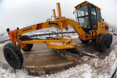 1月30日,工程車輛在京珠高速公路湖南段破冰掃雪。新華社記者 龍弘濤 攝
