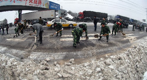 1月30日,工作人員在京珠高速公路湖南段清掃積雪。新華社記者 龍弘濤 攝