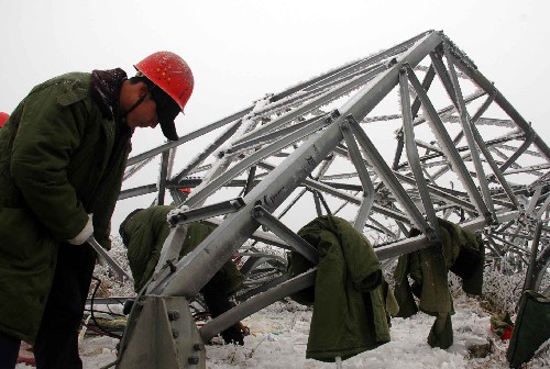 1月31日,在貴州龍里縣的一條因雪凝災(zāi)害造成的220千伏安輸電線路的損毀現(xiàn)場,南方電網(wǎng)公司貴陽供電局的搶險人員正在重建電塔。 近日,嚴(yán)重的雪凝災(zāi)害造成貴州電網(wǎng)大面積損毀,全省近一半縣市相繼斷電。截至1月30日12時,全省受到損壞的電力線路共4146條,經(jīng)搶修已有1712條損毀線路恢復(fù)運(yùn)行,但仍有11個縣不通電。盡管山高坡陡、搶險艱苦,但貴州1.7萬多名電力職工發(fā)揚(yáng)“不怕吃苦、不畏嚴(yán)寒”的精神,晝夜奮戰(zhàn)在抗災(zāi)第一線。 新華社記者 楊楹 攝
