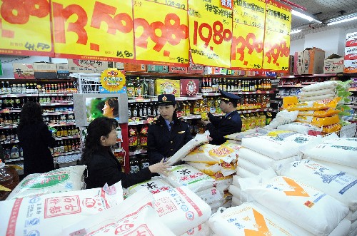 北京市西城工商分局執(zhí)法檢查隊(duì)工作人員檢查轄區(qū)內(nèi)的糧油市場(chǎng)。新華社記者 張旭 攝