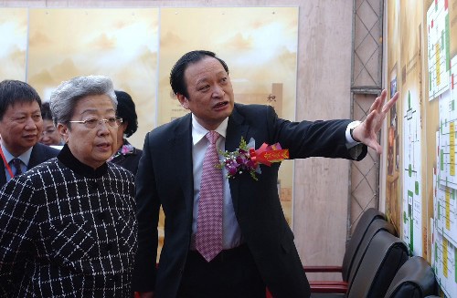 11月29日,前來(lái)出席“中醫(yī)中藥中國(guó)行”廣東省啟動(dòng)儀式的國(guó)務(wù)院副總理吳儀在參觀廣東中醫(yī)中藥服務(wù)圖片展。 當(dāng)日,“中醫(yī)中藥中國(guó)行”廣東省啟動(dòng)儀式在廣州舉行,這項(xiàng)由衛(wèi)生部、中醫(yī)藥管理局等17個(gè)部門聯(lián)合在全國(guó)開展的中醫(yī)藥科普宣傳活動(dòng),計(jì)劃歷時(shí)三年完成,今年已先后在北京、廈門、河北、山西、遼寧和香港等地展開,廣東省是今年的最后一站。 新華社記者 馬研 攝