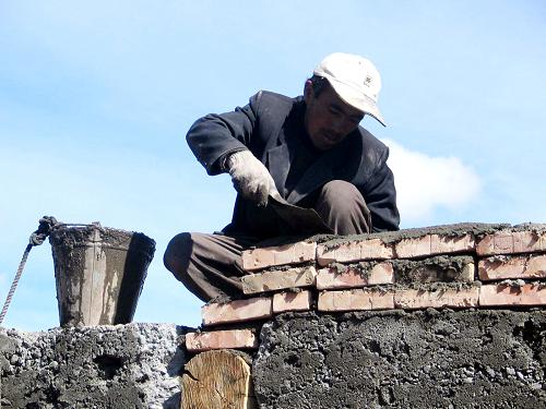 烏恰縣吉根鄉(xiāng)牧民吾肉孜阿洪給自家新建的抗震安居房進(jìn)行封頂工作,計(jì)劃使全家盡早從帳篷中搬進(jìn)新居(10月14日攝)。 距10月5日新疆克孜勒蘇柯爾克孜自治州烏恰縣境內(nèi)發(fā)生6.8級(jí)地震已過去一周多的時(shí)間。目前,災(zāi)區(qū)牧民積極開展生活自救,學(xué)校教學(xué)秩序正常。在此次房屋受損的700多戶受災(zāi)群眾中,有100多戶已住進(jìn)臨時(shí)住所,100多戶即將搬進(jìn)抗震安居新房。 新華社記者 潘瑩 攝
