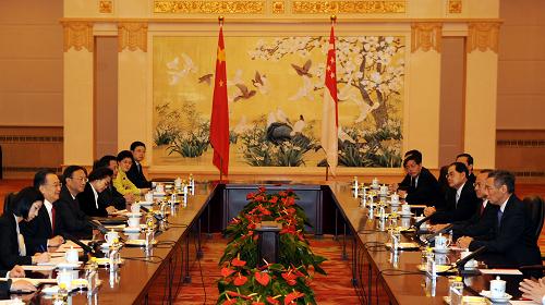 10月23日,中國國務(wù)院總理溫家寶在北京人民大會堂與前來出席亞歐首腦會議并對中國進(jìn)行正式訪問的新加坡總理李顯龍舉行會談。 新華社記者高潔攝