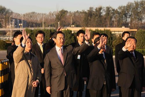 王毅為陳云林送行 11月3日,海峽兩岸關系協(xié)會會長陳云林率海協(xié)會協(xié)商代表團乘機離京赴臺,中臺辦、國臺辦主任王毅(前左二)前往機場送行。 新華社記者汪永基攝