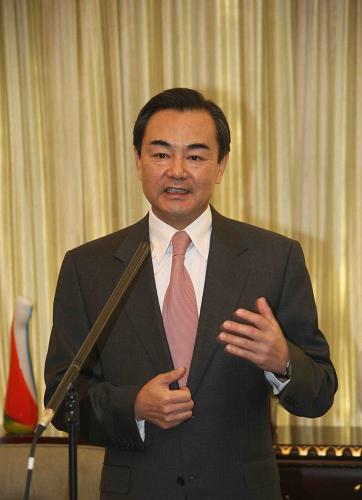 11月3日,中臺辦、國臺辦主任王毅在首都機場為陳云林送行后表示,海協(xié)會領導人應邀訪臺是兩岸關系發(fā)展的重要標志,是載入兩岸關系史冊的大事。這是王毅在回答記者的提問。 新華社記者汪永基攝