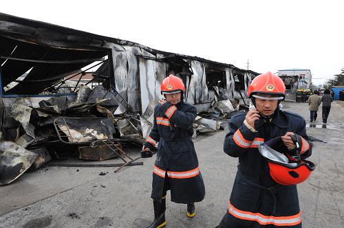 青島佳元公司員工宿舍發(fā)生火災(zāi)11人死亡 12月4日,消防人員在清理火災(zāi)現(xiàn)場(chǎng)。 當(dāng)日凌晨1時(shí)40分左右,位于青島市城陽(yáng)區(qū)雙元路的青島佳元邁克食品有限公司的員工宿舍發(fā)生火災(zāi),造成11名職工死亡,10名職工輕傷。火災(zāi)發(fā)生后,當(dāng)?shù)叵啦块T立即派出10部消防車和80余名官兵趕往現(xiàn)場(chǎng)撲救,大火迅速被撲滅。目前,受傷職工正在醫(yī)院接受治療,沒有生命危險(xiǎn);失火宿舍內(nèi)的其他職工已安全疏散安置;事故善后工作已全面展開。 新華社記者 李紫恒攝