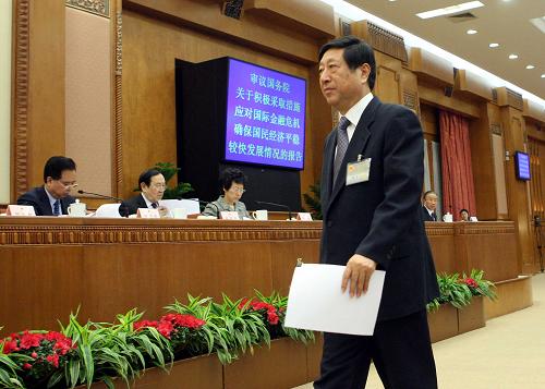 12月24日,十一屆全國(guó)人大常委會(huì)第六次會(huì)議在北京人民大會(huì)堂舉行第二次全體會(huì)議,吳邦國(guó)委員長(zhǎng)出席會(huì)議。這是國(guó)家發(fā)展和改革委員會(huì)主任張平受國(guó)務(wù)院委托,準(zhǔn)備向會(huì)議作關(guān)于積極采取措施應(yīng)對(duì)國(guó)際金融危機(jī)確保國(guó)民經(jīng)濟(jì)平穩(wěn)較快發(fā)展情況的報(bào)告。 新華社記者 劉衛(wèi)兵 攝