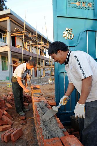 1月4日傍晚,建筑工人在永仁縣乍石村加緊建設新居。 2008年8月30日,四川省攀枝花市仁和區(qū)、涼山彝族自治州會理縣交界處發(fā)生了6.1級地震,鄰近震中的云南省楚雄彝族自治州永仁縣、元謀縣等地受災嚴重。目前地震災區(qū)的恢復重建工作正在加緊進行,距離此次地震震中直線距離僅有20多公里的永仁縣乍石村,大部分房屋在地震中損毀,現(xiàn)在該村95戶新建住房已經(jīng)基本建成,受災群眾即將搬入新居。 新華社記者藺以光攝