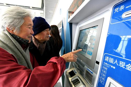 上海:動(dòng)車組自動(dòng)售票機(jī)試用 1月5日,一名旅客在上?;疖囌臼褂米詣?dòng)售票機(jī)購買動(dòng)車組火車票。 當(dāng)日,為分流購票客流,上?;疖囌驹O(shè)立的9臺(tái)動(dòng)車組自動(dòng)售票機(jī)開始試用,旅客可以通過觸摸屏操作,方便快捷地購買到所需車票。目前自動(dòng)售票機(jī)只有現(xiàn)金支付方式,以后還將開通銀行刷卡支付功能。 新華社記者陳飛攝