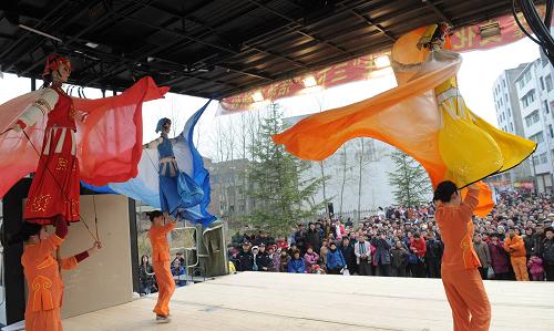 1月6日,參加“三下鄉(xiāng)”活動的四川大木偶劇院演員為西充縣多扶鎮(zhèn)群眾表演川北大木偶。 當日,四川省南充市2009年文化、科技、衛(wèi)生“三下鄉(xiāng)”活動在西充縣多扶鎮(zhèn)啟動,受到當?shù)厝罕姷臍g迎。 新華社發(fā)(成潮生 攝)