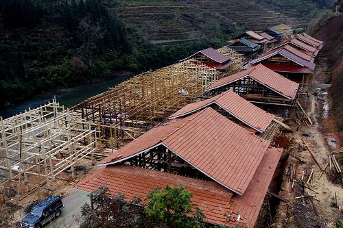 1月6日,在廣西融水縣大年鄉(xiāng)林姑新村,一名村民在在建的木樓上蓋瓦。 春節(jié)臨近,作為易地扶貧搬遷項目之一,廣西融水縣大年鄉(xiāng)林姑新村正加緊建設施工,力爭趕在春節(jié)前全部完工。據(jù)了解,融水縣去年共投入3000多萬元實施地質(zhì)災害村屯和生存條件惡劣村屯易地搬遷、茅草房改造等項目,改善了近4000戶農(nóng)戶住房困難的狀況。 新華社發(fā)(龍濤 攝)
