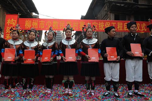 柳州實施村寨火災(zāi)統(tǒng)保工程改善少數(shù)民族民生 1月17日,廣西柳州市少數(shù)民族村寨火災(zāi)統(tǒng)保工程在三江侗族自治縣林溪鄉(xiāng)冠洞村冠小屯啟動,少數(shù)民族群眾代表領(lǐng)到統(tǒng)保憑證。 柳州市政府出資為三江侗族自治縣、融水苗族自治縣、融安縣的12萬座木結(jié)構(gòu)住房購買了包括火災(zāi)、洪水、泥石流等10多種災(zāi)害保險。據(jù)了解,當(dāng)?shù)氐拿?、侗、瑤等少?shù)民族大多住在偏遠(yuǎn)山區(qū),村民住房以木結(jié)構(gòu)吊腳樓為主,往往是幾十戶、幾百戶人家連成一片,若發(fā)生自然災(zāi)害和村寨火災(zāi),損失嚴(yán)重。 新華社發(fā)(李斌 攝)