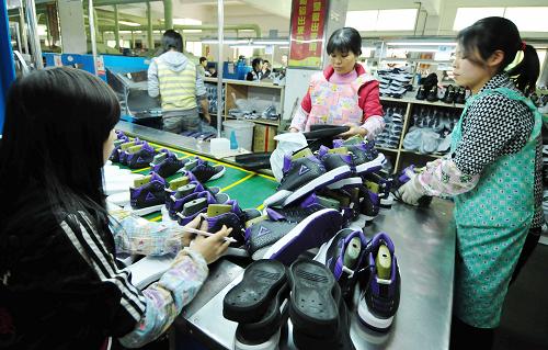 福建泉州未出現(xiàn)農(nóng)民工“失業(yè)潮” 泉州某企業(yè)生產(chǎn)線上的工人正在工作,返崗率達(dá)到70%(2月3日攝)。 2008年下半年以來,民營經(jīng)濟發(fā)展迅速的福建省泉州市經(jīng)受住金融危機第一波沖擊,未出現(xiàn)大量企業(yè)倒閉、工人失業(yè)、農(nóng)民工提前返鄉(xiāng)現(xiàn)象,全市150多萬名外來工穩(wěn)定就業(yè)。在泉州市經(jīng)濟開發(fā)區(qū)、晉江、石獅等民營企業(yè)廠區(qū)集中地,企業(yè)招聘廣告隨處可見,熟練工人、普工、技術(shù)人員成為受企業(yè)青睞的對象。泉州市總工會介紹,這是由于泉州實施品牌戰(zhàn)略、大力拓展國內(nèi)市場、加大技術(shù)創(chuàng)新等,泉州企業(yè)在新的一年繼續(xù)呈現(xiàn)良好發(fā)展態(tài)勢,新春用工市場尚缺服裝、鞋帽、食品等行業(yè)的技術(shù)熟練工人。 新華社記者魏培全攝