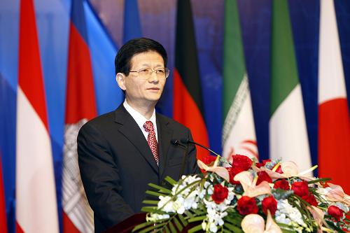 2月26日,國務(wù)委員、國家禁毒委員會主任孟建柱代表中國政府出席紀(jì)念活動并致辭。 當(dāng)日,“萬國禁煙會”百年紀(jì)念活動在上海國際會議中心舉行。來自中國、美國、德國、英國等10多個國家的政府代表,聯(lián)合國毒品和犯罪問題辦公室、國際麻醉品管制局的代表及有關(guān)國家駐華使節(jié)共100余人出席了紀(jì)念活動。 新華社記者張明攝