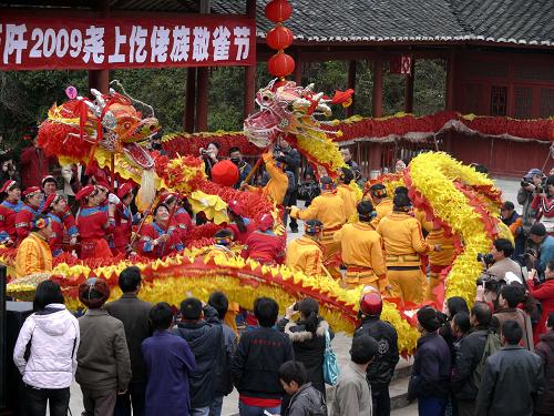 貴州石阡舉行堯上仡佬族敬雀節(jié) 2月25日,在石阡縣坪山鄉(xiāng)堯上仡佬族文化村舉行的敬雀節(jié)上,人們觀看仡佬族同胞表演“仡佬毛龍”。 當(dāng)日,貴州銅仁地區(qū)石阡縣2009堯上仡佬族敬雀節(jié)在堯上仡佬族文化村開幕。仡佬族群眾舉行敬雀儀式,表演“仡佬毛龍”、儺戲、“仡佬嘣嘣鼓”等原生態(tài)節(jié)目,吸引了眾多村民和游客。敬雀節(jié)是石阡縣仡佬族群眾祈禱五谷豐登、家業(yè)興旺的民俗活動(dòng)。 新華社發(fā)(陳曉嵐 攝)