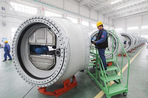 3月9日,工人在天威風電產業(yè)園的風力發(fā)電整機車間工作。新華社記者楊世堯攝
