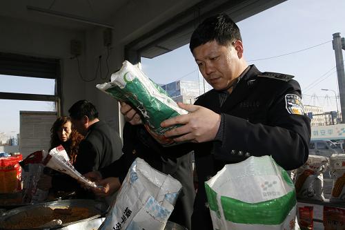 吉林榆樹:嚴把農(nóng)資質(zhì)量助農(nóng)備耕 3月9日,吉林省榆樹市農(nóng)業(yè)執(zhí)法大隊工作人員在檢查種子質(zhì)量。 隨著春耕生產(chǎn)的日益臨近,國家重點商品糧基地吉林省榆樹市在當前農(nóng)資經(jīng)營高峰期,對該市種子市場進行清理規(guī)范,確保農(nóng)民用上放心種子。 新華社記者邵守志攝