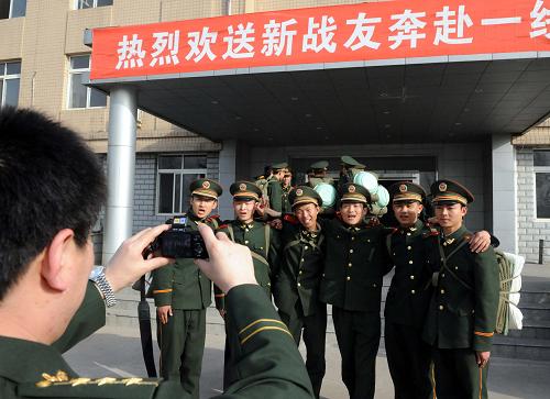 河北公安邊防新兵奔赴一線 3月18日,河北省公安邊防總隊(duì)即將奔赴邊防一線的幾名新戰(zhàn)士合影留念。 當(dāng)日,河北省公安邊防總隊(duì)200多名新兵經(jīng)過(guò)3個(gè)多月的嚴(yán)格訓(xùn)練,奔赴邊防一線,擔(dān)負(fù)起邊防保衛(wèi)的重任。 新華社記者楊世堯攝