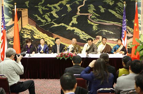 全國人大西藏代表團(tuán)在華盛頓舉行記者會(huì) 3月17日,中國全國人大西藏代表團(tuán)在華盛頓舉行記者會(huì),向媒體介紹西藏經(jīng)濟(jì)社會(huì)發(fā)展情況。 新華社記者 袁滿 攝