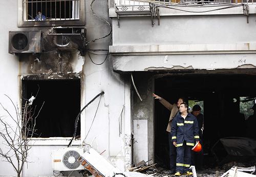 上海松江發(fā)生天然氣泄漏爆燃事故 1死3傷 3月18日,消防人員正在事故現(xiàn)場(chǎng)勘查。 當(dāng)日早晨6時(shí)許,上海市松江區(qū)谷陽(yáng)北路公捷苑小區(qū)104號(hào)102室發(fā)生一起爆燃事故,造成一名小區(qū)保安死亡,另有三人受傷。事故現(xiàn)場(chǎng)兩棟居民樓部分住戶門(mén)窗不同程度受損。 警方透露,爆燃事故原因初步分析為天然氣泄漏引發(fā),具體原因還待進(jìn)一步調(diào)查。 新華社記者 裴鑫 攝