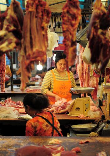 貴陽市云巖區(qū)一菜市場(chǎng)內(nèi)的肉類攤位(3月25日攝)。 國(guó)家統(tǒng)計(jì)局貴陽調(diào)查隊(duì)日前發(fā)布的報(bào)告顯示,2月份貴陽市居民消費(fèi)價(jià)格總水平(CPI)與去年同月相比下降了3.2%,這是該指數(shù)自2005年12月以來的首次下降,其中,食品類價(jià)格較去年同月相比下降4.4%。 新華社記者 楊俊江 攝