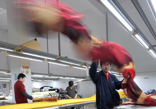 3月19日,一位工人正在華鼎集團(tuán)布料車間里工作。該企業(yè)今年以來(lái)采取擴(kuò)大內(nèi)需策略,準(zhǔn)備在全國(guó)新開(kāi)500家直營(yíng)店,三年內(nèi)將計(jì)劃新開(kāi)1500家直營(yíng)店,改變企業(yè)“外銷大、內(nèi)銷小”的格局。 為應(yīng)對(duì)國(guó)際金融危機(jī)的影響,浙江民營(yíng)企業(yè)發(fā)揮經(jīng)營(yíng)靈活、生存能力與修復(fù)能力強(qiáng)的特點(diǎn),通過(guò)企業(yè)重組、產(chǎn)業(yè)轉(zhuǎn)型與結(jié)構(gòu)調(diào)整、擴(kuò)大內(nèi)需等措施,在金融危機(jī)的“寒冬”里尋找“春意”,并在由“危”轉(zhuǎn)“機(jī)”的過(guò)程中嘗試“彎道超車”。據(jù)浙江統(tǒng)計(jì)局調(diào)查總隊(duì)3月初的調(diào)查統(tǒng)計(jì)顯示,浙江企業(yè)的開(kāi)工狀況良好。生產(chǎn)經(jīng)營(yíng)正常的企業(yè)占71.6%,比2008年11月上升11.4個(gè)百分點(diǎn),有11.7%的企業(yè)還增加了用工人數(shù)。 新華社記者王定昶攝