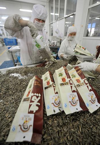 3月19日,杭州余杭益民食品有限公司的工人正在加緊生產(chǎn)各類食品。該企業(yè)今年以來(lái)采取擴(kuò)大內(nèi)需策略,在全國(guó)新開(kāi)49家直營(yíng)店,新招職工近400人。 為應(yīng)對(duì)國(guó)際金融危機(jī)的影響,浙江民營(yíng)企業(yè)發(fā)揮經(jīng)營(yíng)靈活、生存能力與修復(fù)能力強(qiáng)的特點(diǎn),通過(guò)企業(yè)重組、產(chǎn)業(yè)轉(zhuǎn)型與結(jié)構(gòu)調(diào)整、擴(kuò)大內(nèi)需等措施,在金融危機(jī)的“寒冬”里尋找“春意”,并在由“危”轉(zhuǎn)“機(jī)”的過(guò)程中嘗試“彎道超車”。據(jù)浙江統(tǒng)計(jì)局調(diào)查總隊(duì)3月初的調(diào)查統(tǒng)計(jì)顯示,浙江企業(yè)的開(kāi)工狀況良好。生產(chǎn)經(jīng)營(yíng)正常的企業(yè)占71.6%,比2008年11月上升11.4個(gè)百分點(diǎn),有11.7%的企業(yè)還增加了用工人數(shù)。 新華社記者王定昶攝