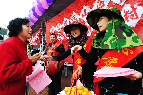 4月6日,旅游業(yè)者在現(xiàn)場推介休閑枇杷采摘一日游。 當(dāng)日,由福建省旅游局啟動(dòng)的“歡樂海峽·愛在福建”海西旅游年活動(dòng)在福州五一廣場拉開帷幕。全省107家旅行社,60個(gè)景區(qū)為市民現(xiàn)場推介旅游產(chǎn)品并提供咨詢服務(wù)。 新華社記者 魏培全 攝