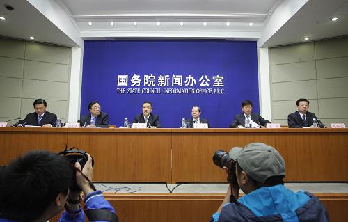 4月8日,國(guó)務(wù)院新聞辦舉行新聞發(fā)布會(huì)。衛(wèi)生部黨組書記、副部長(zhǎng)張茅、國(guó)家發(fā)展和改革委員會(huì)副主任彭森、衛(wèi)生部副部長(zhǎng)馬曉偉、財(cái)政部副部長(zhǎng)王軍和人力資源和社會(huì)保障部副部長(zhǎng)胡曉義在會(huì)上介紹了深化醫(yī)藥衛(wèi)生體制改革及近期重點(diǎn)實(shí)施方案的有關(guān)情況,并答記者問(wèn)。新華社記者邢廣利攝