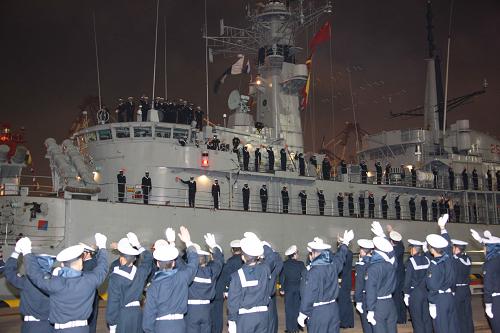 參加多國海軍活動的巴基斯坦海軍軍艦抵達青島 4月18日22時,巴基斯坦海軍“巴德爾”號導彈驅逐艦和“納賽爾”號綜合補給艦,在巴基斯坦海軍第25驅逐艦支隊司令卡姆蘭準將的率領下,順利抵達青島,參加紀念中國人民解放軍海軍成立60周年多國海軍活動。 這兩艘軍艦剛剛參加完3月份在巴基斯坦卡拉奇阿拉伯海舉行的“和平—09”多國海上聯(lián)合軍事演習。“納賽爾”號補給艦曾于2003年訪問上海并參加首次中巴海上聯(lián)合搜救演習。 新華社記者王建民攝