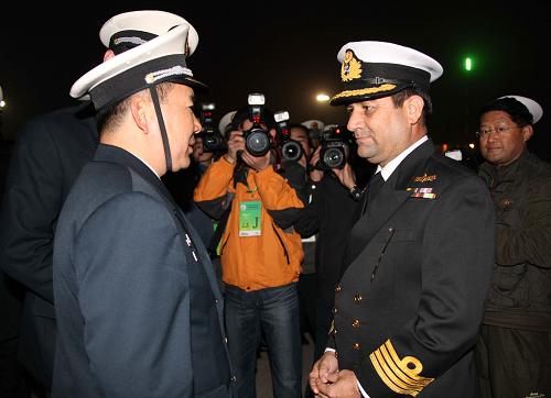 4月18日,北海艦隊某部丁連勇(左)大校到碼頭歡迎巴艦官兵來訪。當日22時,巴基斯坦海軍“巴德爾”號導彈驅逐艦和“納賽爾”號綜合補給艦,在巴基斯坦海軍第25驅逐艦支隊司令卡姆蘭準將的率領下,順利抵達青島,參加紀念中國人民解放軍海軍成立60周年多國海軍活動。 這兩艘軍艦剛剛參加完3月份在巴基斯坦卡拉奇阿拉伯海舉行的“和平—09”多國海上聯(lián)合軍事演習。“納賽爾”號補給艦曾于2003年訪問上海并參加首次中巴海上聯(lián)合搜救演習。 新華社記者王建民攝