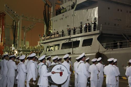4月18日22時,巴基斯坦海軍“巴德爾”號導彈驅逐艦和“納賽爾”號綜合補給艦,在巴基斯坦海軍第25驅逐艦支隊司令卡姆蘭準將的率領下,順利抵達青島,參加紀念中國人民解放軍海軍成立60周年多國海軍活動。 這兩艘軍艦剛剛參加完3月份在巴基斯坦卡拉奇阿拉伯海舉行的“和平—09”多國海上聯(lián)合軍事演習。“納賽爾”號補給艦曾于2003年訪問上海并參加首次中巴海上聯(lián)合搜救演習。 新華社記者王建民攝