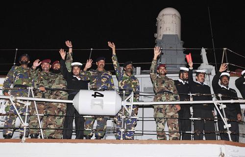 4月18日22時,巴基斯坦海軍“巴德爾”號導彈驅逐艦駛抵青島港。 當日,巴基斯坦海軍“巴德爾”號導彈驅逐艦和“納賽爾”號綜合補給艦,在巴基斯坦海軍第25驅逐艦支隊司令卡姆蘭準將的率領下,順利抵達青島,參加紀念中國人民解放軍海軍成立60周年多國海軍活動。 這兩艘軍艦剛剛參加完3月份在巴基斯坦卡拉奇阿拉伯海舉行的“和平—09”多國海上聯(lián)合軍事演習。“納賽爾”號補給艦曾于2003年訪問上海并參加首次中巴海上聯(lián)合搜救演習。 新華社記者查春明攝